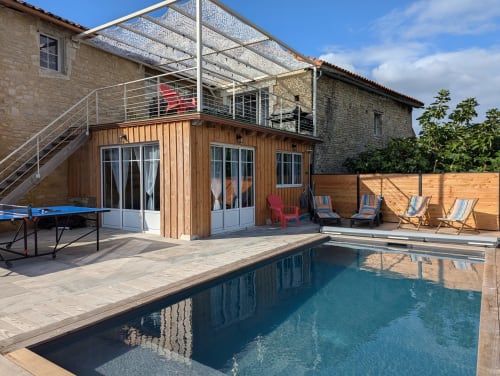 Vue extérieure avec piscine | La Grange Des Colporteurs : votre refuge de charme à Nanclars, en Charente
