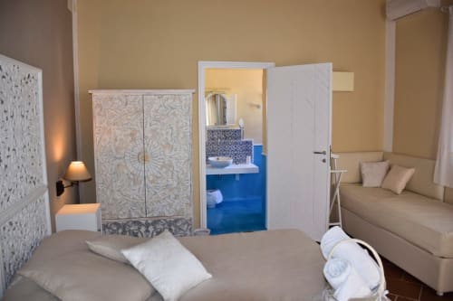 Suite camera moderna a Villa Blanche Holidays a Marsala con arredamenti color crema, bagno ensuite e arredo contemporaneo.