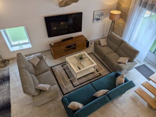 Vue du salon avec trois fauteuils et une télévision | La Grange Des Colporteurs : votre refuge de charme à Nanclars, en Charente