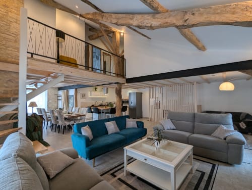 Spacieux et confortable salon de l'hébergement | La Grange Des Colporteurs : votre charmante retraite à Nanclars, en Charente