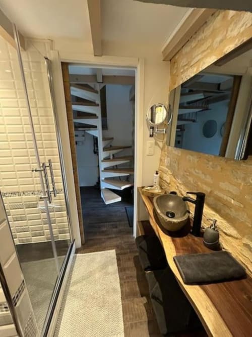 Bathroom | La Petite Maison: Cozy Charm for an Intimate Escape