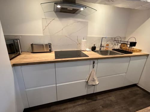 Kitchen bar with appliances | La Petite Maison: Cozy Charm for an Intimate Escape
