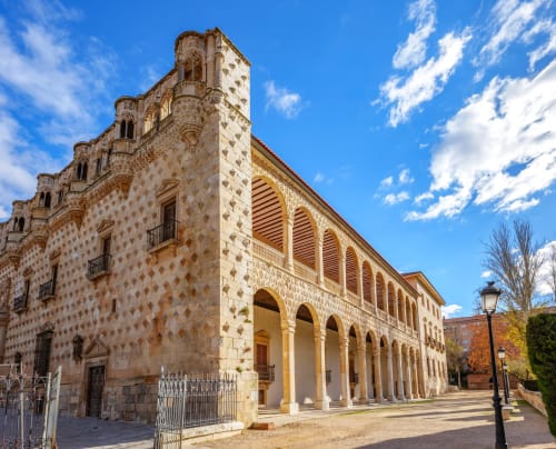 Histórico palacio de piedra con columnata arqueada en Arbancon, España - Alojamiento rural Fuente Vieja