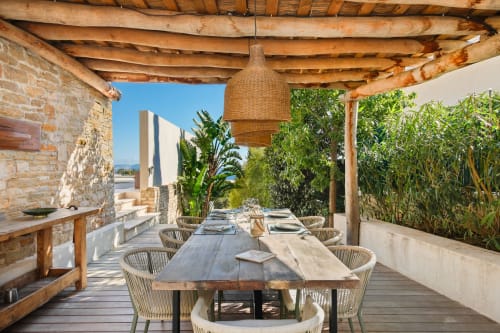 Terrasse de restauration en plein air à la Jc Conciergerie avec table en bois, chaises tressées et pergola- villa Toscanella