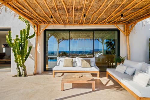 Patio luxueux avec pergola en chaume, transats en bois et vue sur mer à Jc Conciergerie, villa Toscanella à Bandol