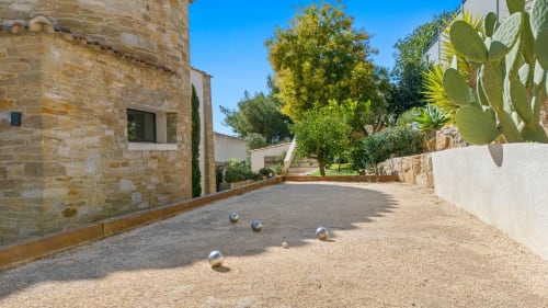 Terrain de pétanque à la Jc Conciergerie à La Cadière d'Azur avec bâtisse en pierre et jardin méditerranéen