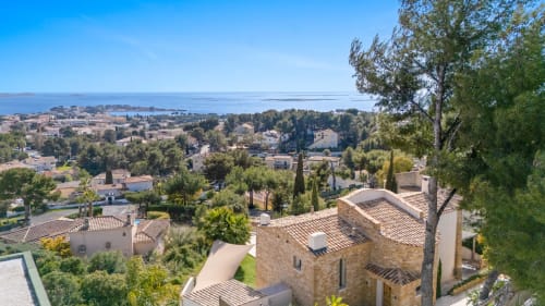 Vue aérienne du village de Bandol avec la Mer Méditerranée, maisons en pierre traditionnelles et cyprès