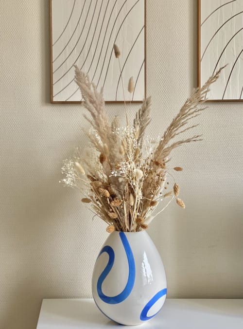 Dried pampas grass bouquet in blue and white ceramic vase, Suite triple at Hôtel Maison Richet, Les Sables-d'Olonne