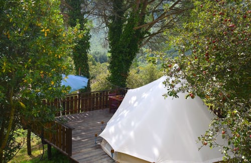 Tenda glamping maremma con terrazza in legno e vista sulla valle del Monte Amiata