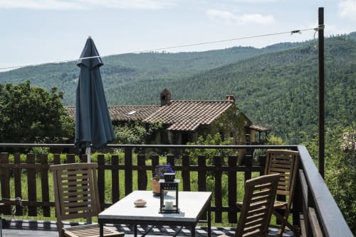 Tavolino con vista sulla valle in agriturismo 