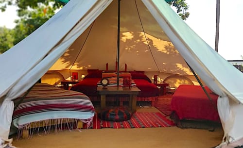 Interno in stile marocchino di tenda glamping in toscana