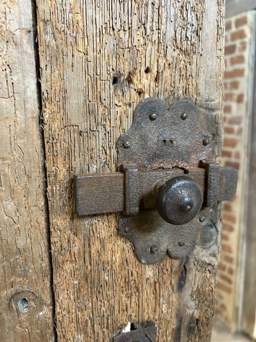 Les anciennes portes en bois de l'époque vous accueillent au Clos Mahiel, Saint-Romain-de-Colbosc