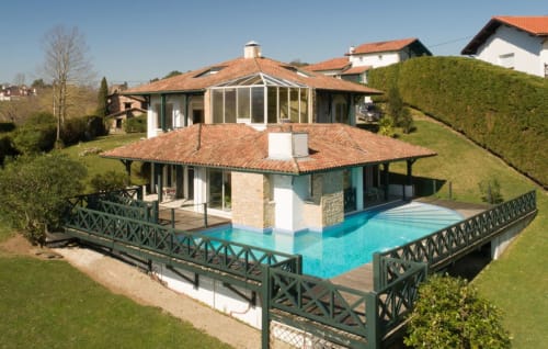 Le gîte Villa Ongizatea à Urrugne propose une piscine moderne, un toit en terre cuite et des jardins entretenus.