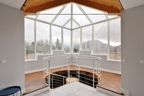 Solarium contemporain avec escalier courbe à Villa Ongizatea, Urrugne, vue sur les montagnes