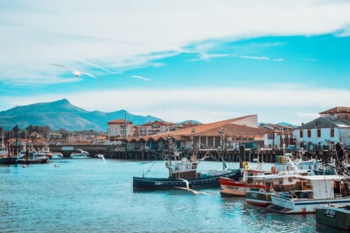 Puerto de pueblo pesquero costero con barcas y montañas, Urrugne Francia cerca de Villa Ongizatea