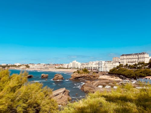 Vista costera del acantilado con la Villa Ongizatea en Urrugne, Francia, con playas rocosas y pueblo frente al mar