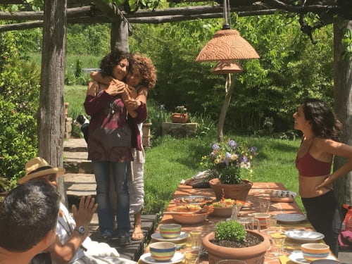 Due persone felici che si abbracciano in una giornata al podere di maggio