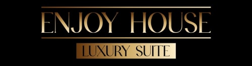 Logo Enjoy House Luxury Suite in testo dorato su sfondo nero, branding hotel Bracciano