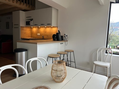 Cuisine ouverte et salle à manger contemporaines du Mazet Cavalaire à Cavalaire-sur-Mer avec mobilier blanc et touches de bois