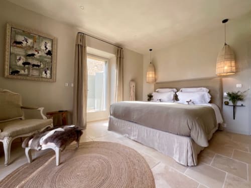 Chambre spacieuse à Provence Km28 à Gordes avec lit king-size, coin salon, éclairage suspendu et accès à la terrasse