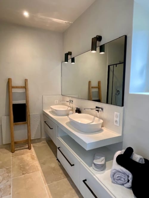 Salle de bains double vasque moderne à Provence Km28 à Gordes avec lavabos blanc, miroir et échelle à serviettes en bois