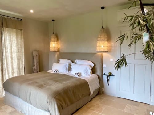 Chambre lumineuse à Provence Km28 à Gordes avec literie blanche, luminaires suspendus, murs beige et décoration plante bambou