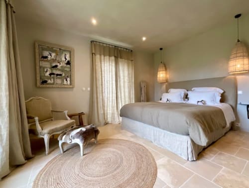 Chambre Provence Km28 à Gordes avec lit queen-size, coin salon et vue sur les montagnes