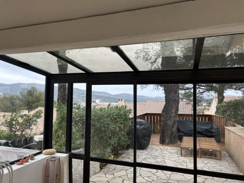 Terrasse contemporaine avec portes vitrées donnant sur le paysage méditerranéen du Mazet Cavalaire, Cavalaire-sur-Mer