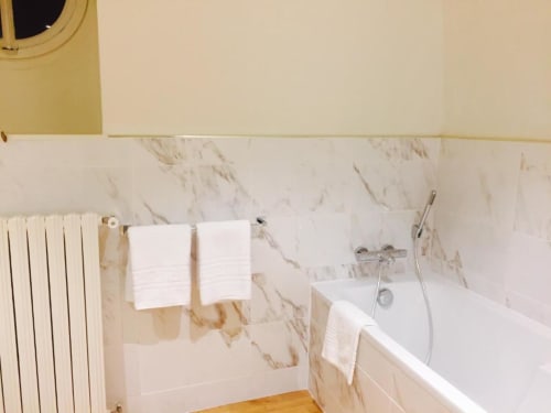 Bath tub, towels inside the bathroom | Relax in the Comfort of the Climate Room at Domaine Pont Juillet