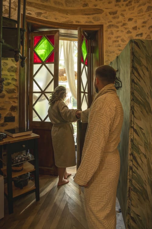 Hébergement insolite unique, notre tour en pierre ForRest Stone mélange le charme médiévale à la décoration contemporaine pour des nuits en amoureux 