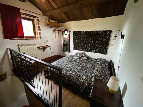 Camera da letto matrimoniale al piano superiore di agriturismo in toscana