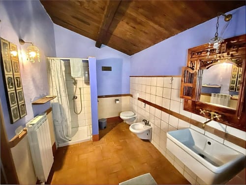 Bagno del seccatoio agriturismo con piscina in toscana