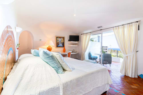 Suite spacieuse avec vue mer à la Villa Marina Di Cavu à Bonifacio, lit double, accès terrasse et vue sur l'océan