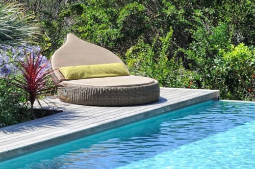 Chaise longue de luxe avec auvent à la Villa Marina Di Cavu, vue sur le jardin de Bonifacio
