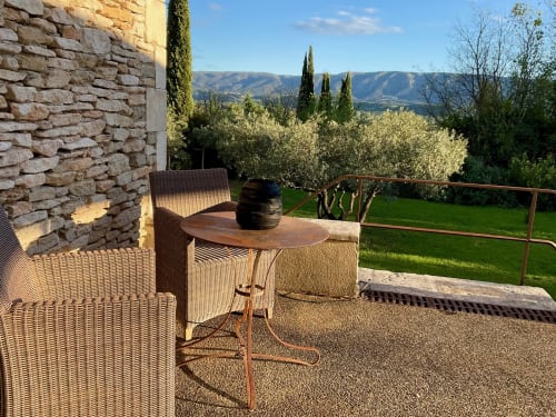 Terrasse de Provence Km28 à Gordes avec vue sur les montagnes, oliviers et cyprès surplombant la vallée