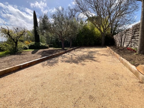 Zonnig binnenplein van bed & breakfast Provence Km28 in Gordes met cipres en stenen muren