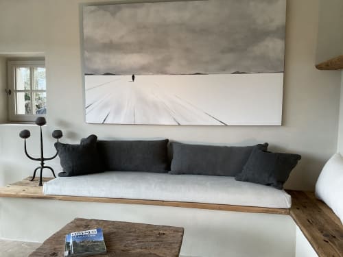 Modern minimalistisch slaapkamer in Provence Km28 B&B in Gordes met wit daybed, donkere kussens en landschapskunstwerk