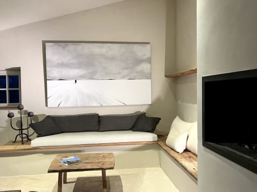 Modern woonkamer in Provence Km28 te Gordes met gebogen bank, open haard en minimalistisch landschapskunstwerk