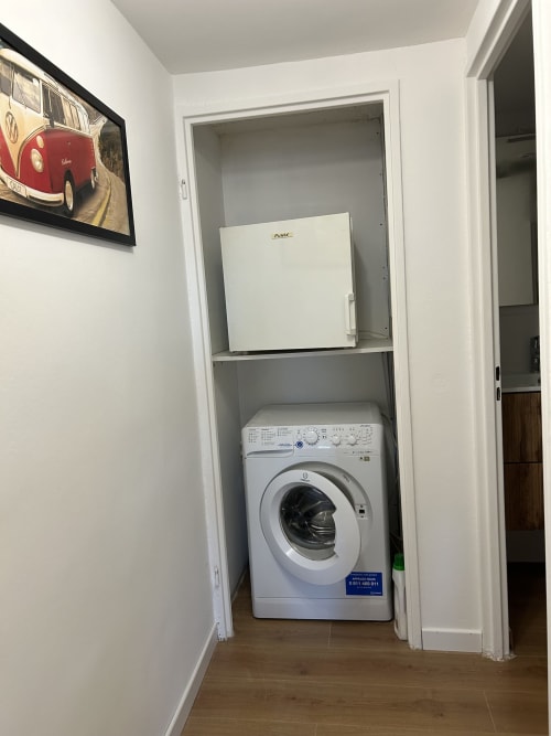 Buanderie avec lave-linge et sèche-linge blancs à la villa Mazet Cavalaire, Cavalaire-sur-Mer