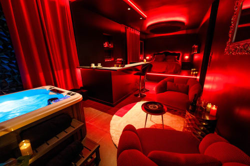 Suite Romantique jacuzzi  ciel étoilé  lumières leds  espace détente lit king size miroir plafond TV XL Toulouse centre ville