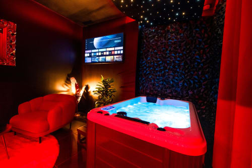 suite romantique Love Room  luxe  espace jacuzzi  ciel étoilé  détente TV grand écran Toulouse centre