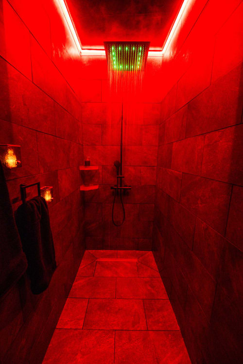 suite romantique jacuzzi douche xxl jeux lumieres love room