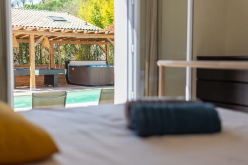 Vue de la chambre Maison Love Lane surplombant la piscine, le bain à remous et la pergola en bois à Cagnes-sur-Mer
