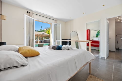 Chambre lumineuse à Maison Love Lane avec lits jumeaux, salle de bains privée et terrasse vue mer à Cagnes-sur-Mer