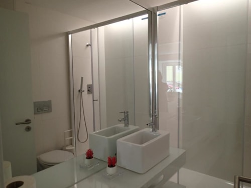 Bathroom with shower area | Loving Chiado 5 – Your Cozy Escape in the Heart of Lisbon