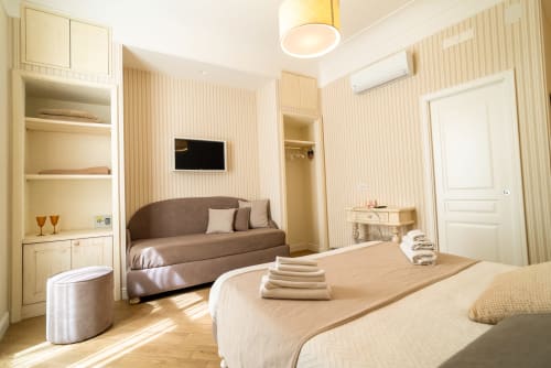 Camera Triple Executive Florita Napoli presso Le Boutique del Centro a Napoli con letto, divano e servizi moderni con vista città