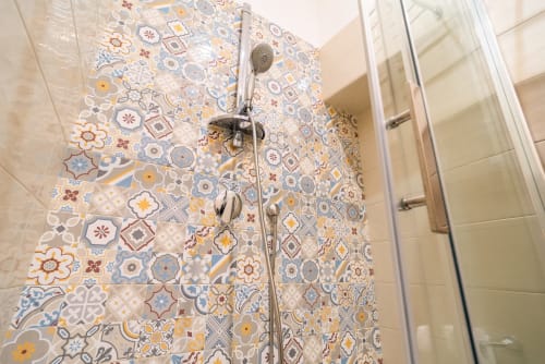 Parete doccia con piastrelle decorate a motivi e rubinetteria cromata presso Le Boutique del Centro, Napoli