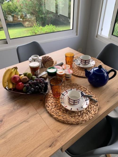 Table de petit-déjeuner à la Villa Ongizatea avec fruits frais, service de thé et vue sur les montagnes à Urrugne