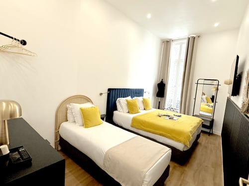 Camera Familiare del Boutique Hôtel Provencia a Marsiglia con due letti, accenti gialli e vista sulla città