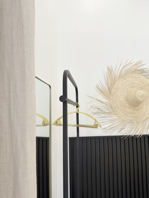Arredamento minimalista al Boutique Hôtel Provencia di Marsiglia con appendiabiti nero e fiori di pampas secchi